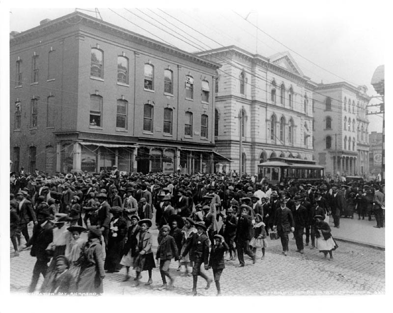 Black and white photo of a crowd in Richmond, VA on Emancipation Day