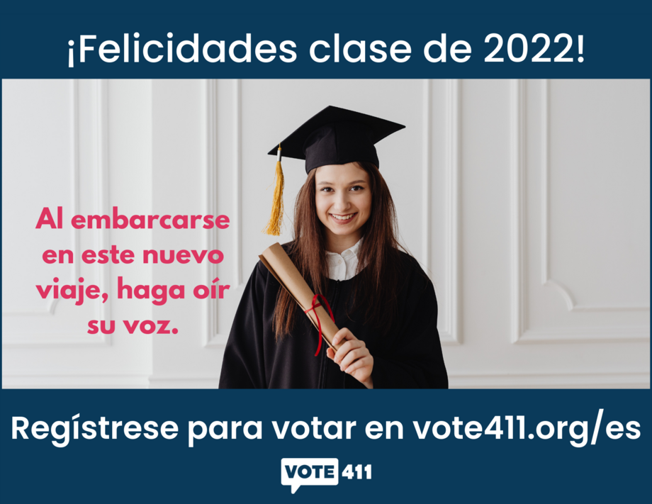 Picture of a woman in a graduation cap and gown. Above, the text "Felicidades clase de 2022!" Below, "Registrat