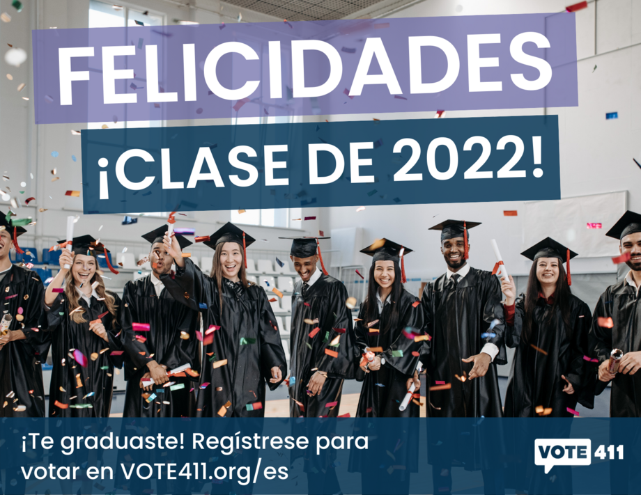 Graduates in black caps and gowns. Text at the top reads "felicidades clase de 2022!"